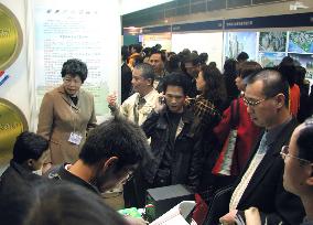 Thousands seek jobs with Chinese firms at H.K. fair